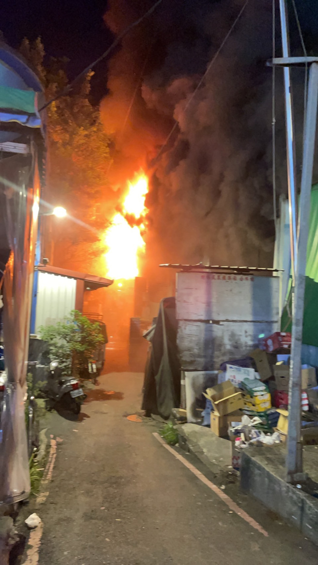 樹林保安街一段上的水果攤起火燃燒，消防到場搶救中。（翻攝畫面）
