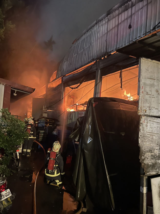 樹林保安街一段上的水果攤起火燃燒，消防到場搶救中。（翻攝畫面）