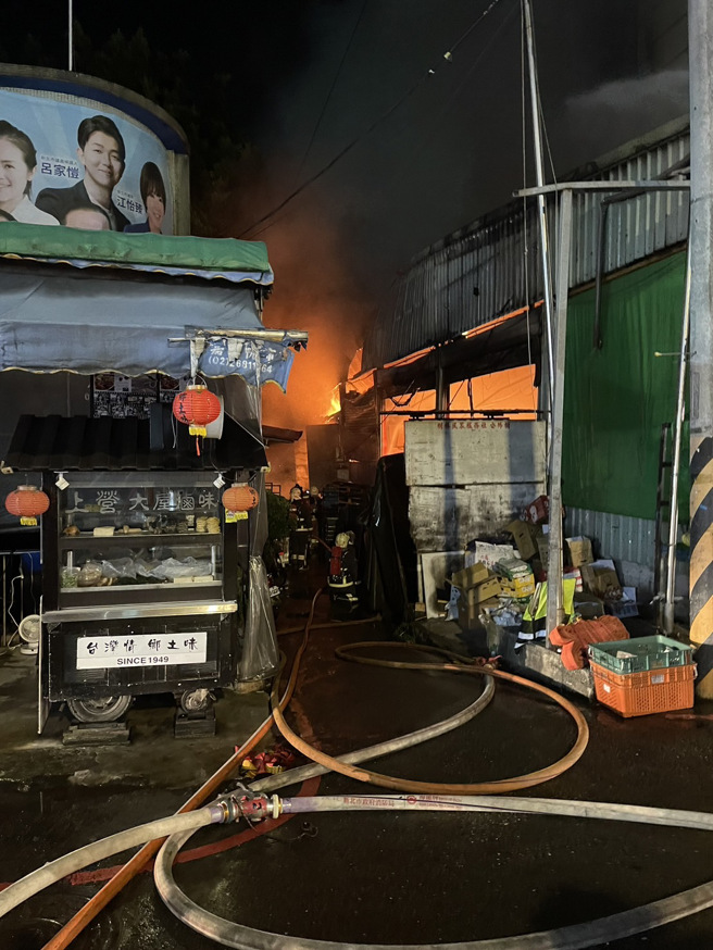 樹林保安街一段上的水果攤起火燃燒，消防到場搶救中。（翻攝畫面）