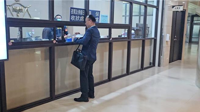 前桃园市长郑文灿涉嫌2017年市长任内在「变更林口特定区计画－工五工业区扩大方案」中收贿500万元。桃园地检署2度声押郑文灿失败，桃园地方法院11日第3度开羁押庭，法官17时57分裁定羁押禁见，郑文灿律师提抗告。（赖佑维摄）