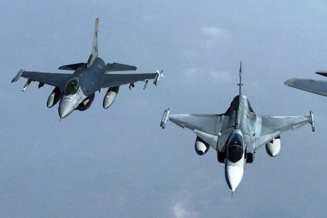 F-16(左)與JAS-39(右)，美國國務卿布林肯表示，烏克蘭的第一批F-16在夏天結束前會抵達，這意味著是幾星期內就會到。瑞典的JAS-39可能是烏克蘭爭取的下一款戰機。(圖/NATO)