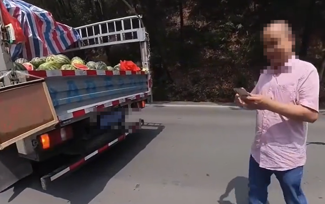 有男子滿西瓜沒付錢跑了，水果攤老闆開車狂追4公里將西瓜錢討回。（圖／翻攝自微博）