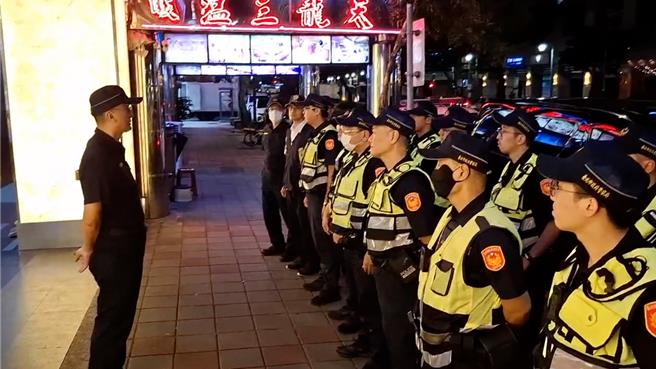 大同警分局晚間出動大批警力臨檢天龍三溫暖。（翻攝畫面）