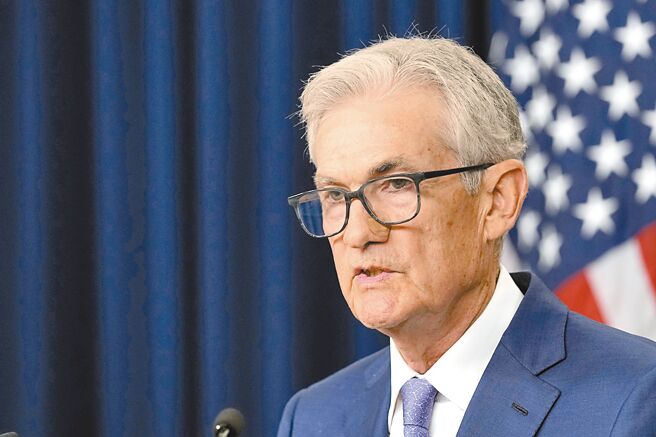 美国联准会（Fed）主席鲍尔一连两天赴国会作证，10日来到眾议院金融服务委员会报告，延续前一日在参议院的发言论调，坦言「通膨取得部分进展且就业市场降温」，但官员仍须看到更多证据以强化降息信心。图／美联社