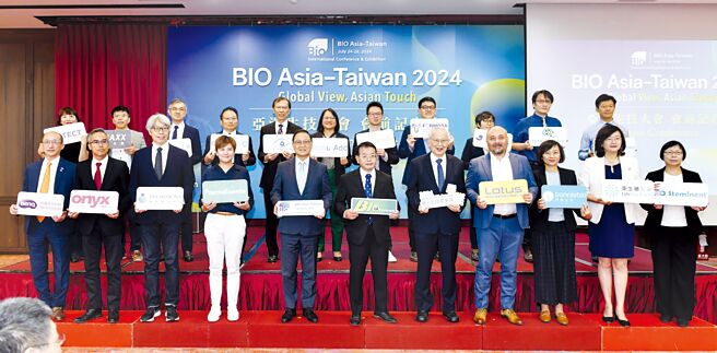 2024亚洲生技大会10日公布2024杰出生技产业奖获奖厂商。台湾生物产业发展协会理事长吴忠勋（前排中）、亚洲生技大会主席李锺熙（前排左五）、台湾生物产业发展协会奖章委员会主委张文昌（前排右五）与得奖厂商一同合影。图／王德为