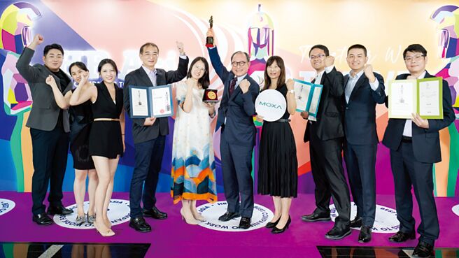 Moxa連獲2024 HR Asia亞洲最佳企業雇主獎，代表公司前往受獎的團隊成員欣喜領獎。圖／業者提供