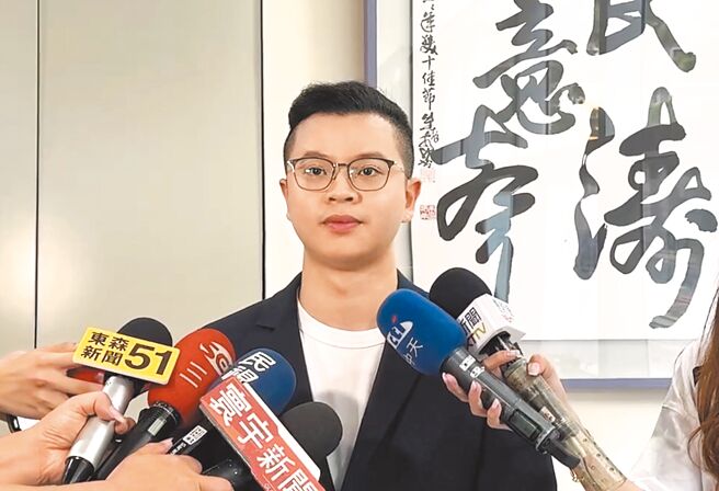 桃园市议员凌涛10日表示，他将发起成立「桃园市议会专案小组」，调阅郑文灿市府工业区变更会议、捷运站址会议、重划区等土地相关会议资料，全面清查。（凌涛提供／赖佑维桃园传真）