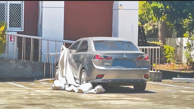 槍手狙殺林士傑作案用的第2輛車，從高雄被拖回台南市鯤鯓派出所，並已完成採證。（民眾提供／曹婷婷台南傳真）