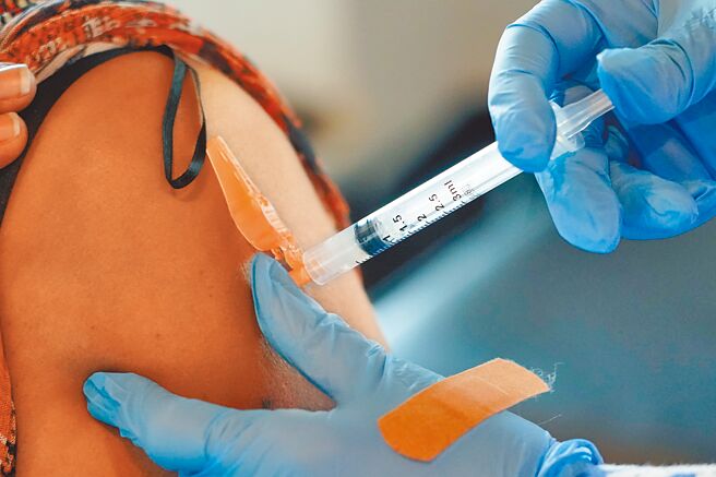 疾管署10日宣布，採购最新新冠疫苗病毒株选定JN.1，预计採购600万剂。图为美国密西西比州一位民眾注射新冠疫苗。（美联社）