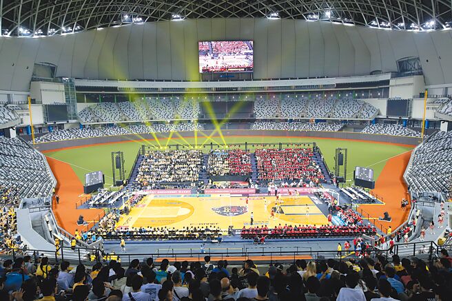 台北大巨蛋舉辦演唱會前須先經性能審查，負責營運的遠雄集團已將自衛消防編組計畫送消防安全基金會查核驗證，有望8月完成查核報告。（本報資料照片）