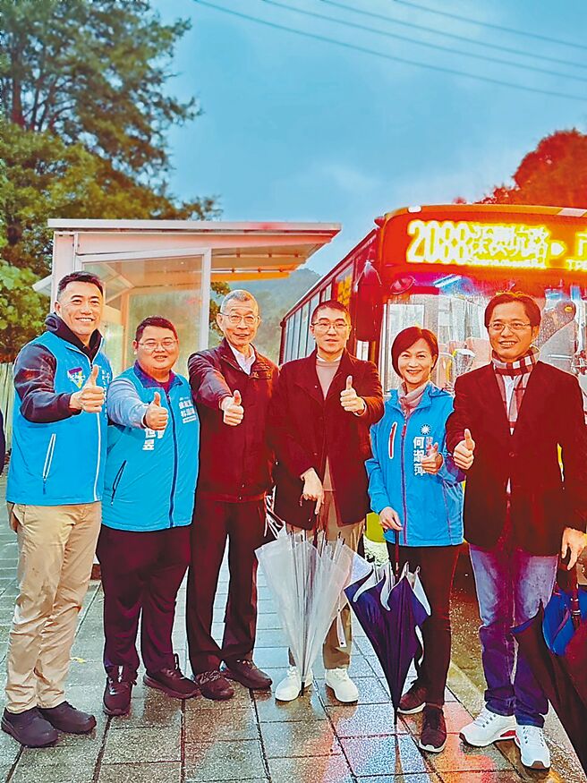 基隆市通勤人口眾多，首都客运2088路线因应深澳坑地区民眾通勤需求加开2088B路线，但仍常因为客满搭不上车，经立委林沛祥（左一）争取后，自8月6日起上午6时40分会再加开1班，以满足通勤民眾需求。（立委林沛祥办公室提供／徐佑升基隆传真）