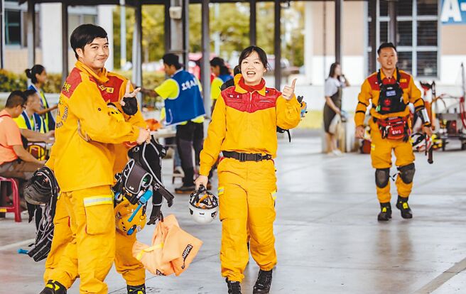花蓮縣消防局自強救護義消分隊副隊長鄒明耘（前右），8年前加入分隊後盡力發揮所學協助救護勤務，今年獲得全國救護志工菁英獎殊榮。（花蓮縣消防局提供／羅亦晽攝）