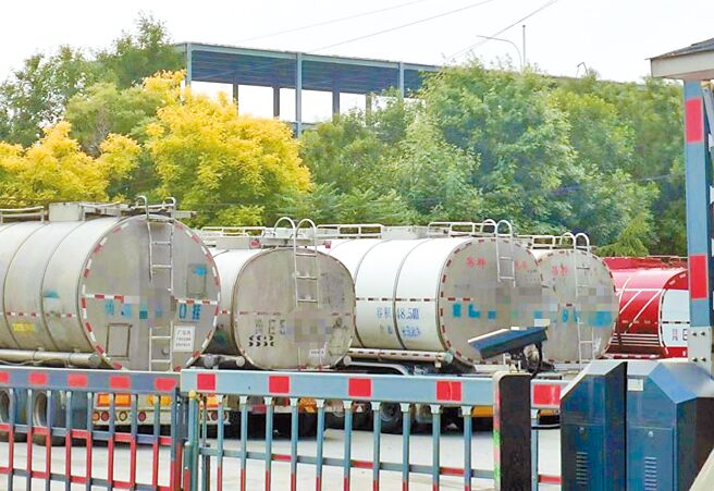 大陸油罐車混裝食用油風暴持續發酵，大陸網友形容是2008年毒奶事件後，最大食安事件。（摘自網路）