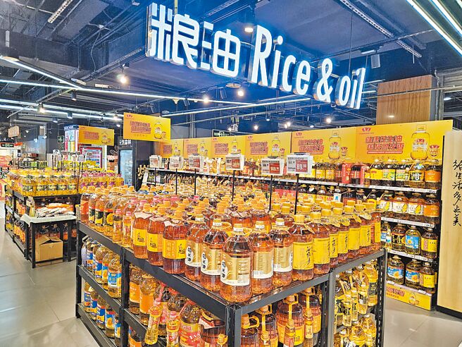 本報記者10日實地走訪北京一家大型超市，已看不到中儲糧食用油產品。（陳冠宇攝）