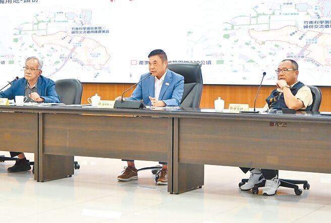 立法院经济委员会10日前往苗栗县政府考察，县府因应「桃竹苗大硅谷计画」盘点约960公顷的产业储备用地，立委陈超明（左起）、苗栗县长锺东锦、苗栗议长李文斌等人出席会议。（李京升摄）