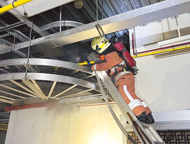 新竹市晴空匯5月26日才發生火警，10日上午11點多先前曾起火的D棟B1地下室再度傳出冒煙，消防局獲報後立刻到場清查，並布水線降溫。（新竹市消防局提供／王惠慧新竹傳真）