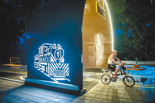 長3100公尺的嘉義市「嘉油鐵馬道」斥資6000萬元，分階段進行優化工程，目前完工路段已開放使用，對比工程前沿線多處昏暗，完工啟用路段變得明亮又新穎。（嘉義市政府提供／呂妍庭嘉義傳真）