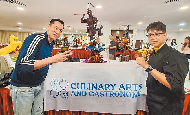 義守大學廚藝系學生吳明倫（右），在老師李建生（左）指導下，創造的「叱吒九霄-孫悟空」巧克力工藝作品，奪下馬來西亞BOTC國際廚藝大賽「巧克力工藝」項目銅牌。（義守大學提供／林雅惠傳真）