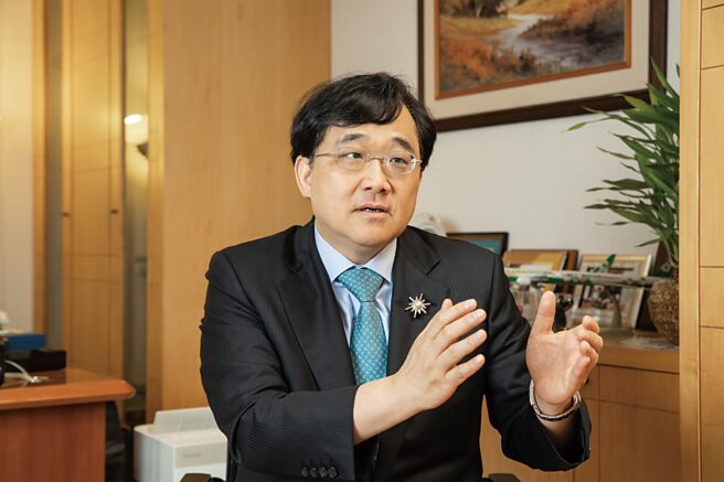 新光医院副院长洪子仁表示，新光医院今年推出AI专案，有AI标注乳房影像、AI判读气胸并主动通报、爱肾小帮手-对话机器人、NLP病歷高风险汇总等，帮助医生更快判别可能的病症。（新光医院提供／郑郁蓁传真）