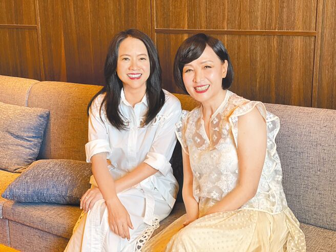 曾宝仪（左）、宝妈10日出席SPA会馆开幕活动，母女难得合体露面。（谢佩桦摄）