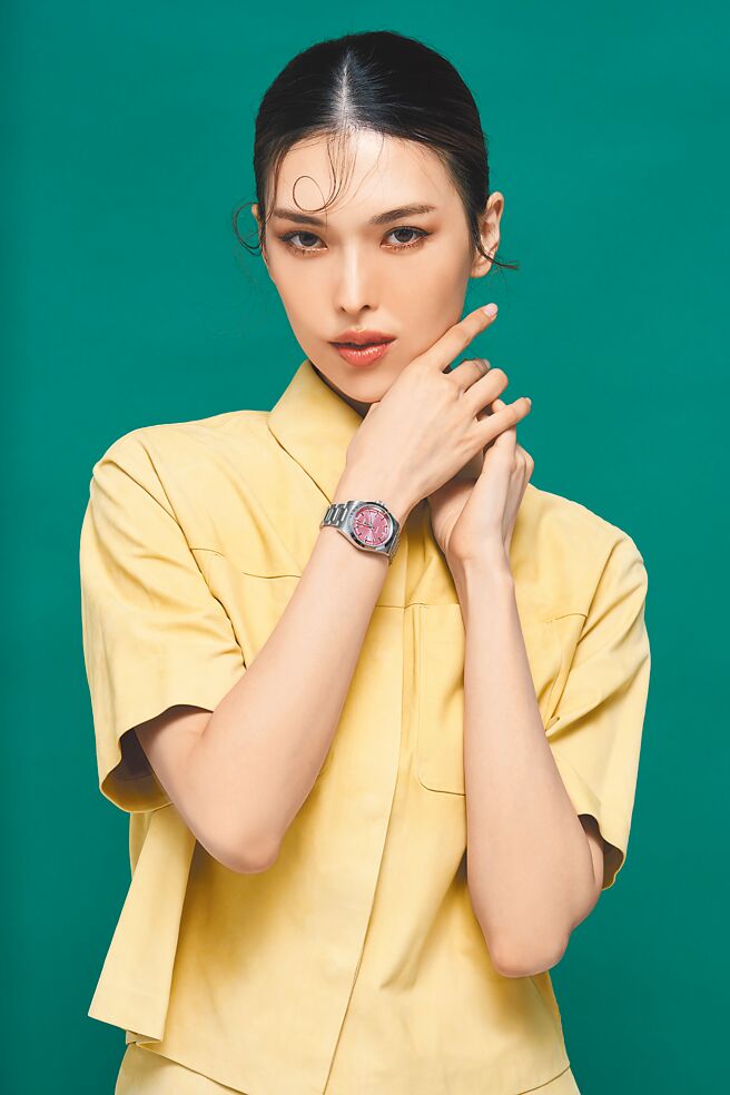 伊林名模王思伟以一袭鹅黄色套装搭配浪琴粉红色表盘Conquest征服者女表，粉嫩色调洋溢柔中带刚的时尚魅力。（JOJ PHOTO摄，图片企画／中时时尚，妆髮／任犀，服装提供／BOSS）