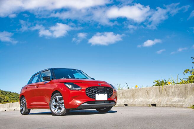 第四代SUZUKI SWIFT车身更加圆润，LED头灯组与保杆格栅採取相同的L造型，售价73万元，本月领牌再送原厂无线充电装置。（陈大任摄）