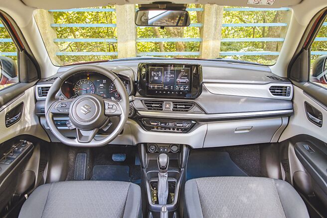 仪表控台巧妙地倾斜8度朝向驾驶者，以确保易于使用。（陈大任摄）