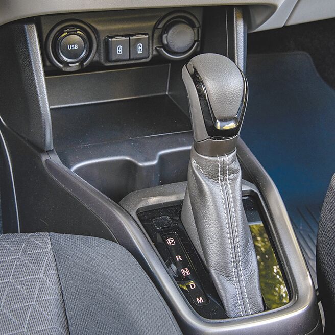 排檔座前方置物设计及3个USB插孔。（陈大任摄）