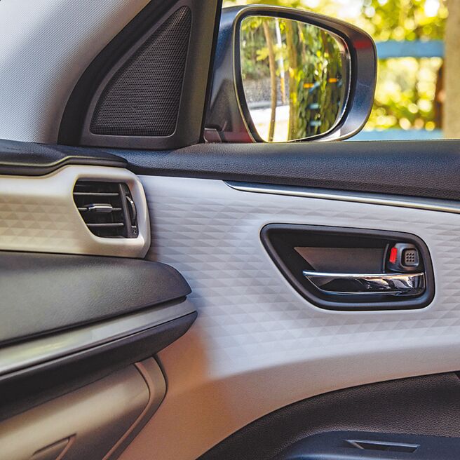 内装饰板採用3D立体纹理设计。（陈大任摄）