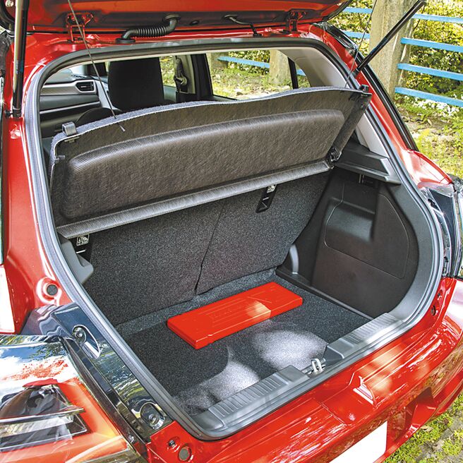 尾门开口降低，装载容量自265L至579L。（陈大任摄）