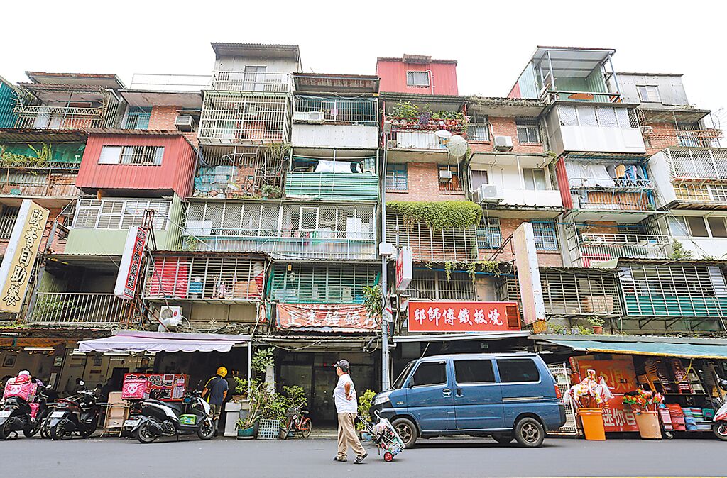 圖為台北市萬華的南機場老舊公寓。（本報資料照片）