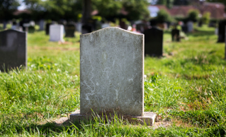 睡墓地求明牌！兄弟中千万大奖 哥哥多嘴问一句竟死于非命