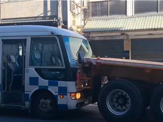 主耶穌保佑！脫落板車撞上教會巴士   車上14教友大念聖經壓驚