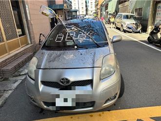 愛車遭灑泥土貼「白目」   女車主報案揪出「重機暴走男」做的