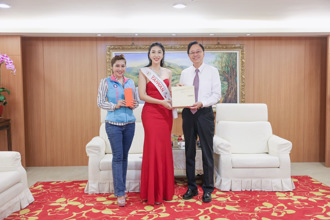 桃園女孩邱邑函披國旗奪世界小姐第三名   熱心企業送暖推廣選美運動