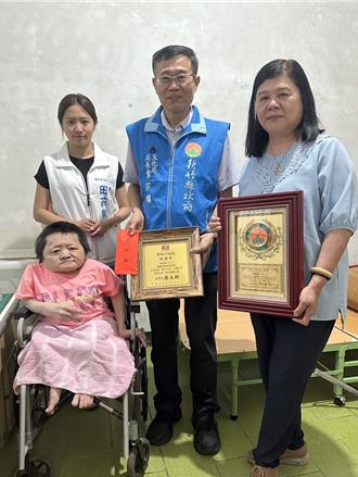 玻璃娃娃的藝術情懷 罕病鬥士陳瑞嬌捐畫鼓勵病友