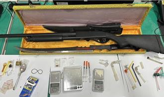 「黑衣人」常出入內湖民宅   警逮人搜出霰彈槍、毒品