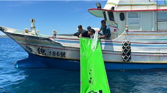 重振漁業希望！台東富山放流2400多尾紅黑喉魚苗