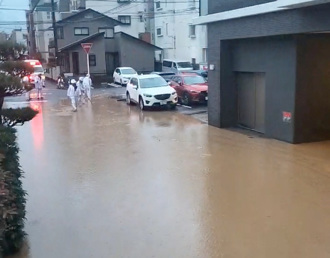 影》日本豪雨「松山城」山腳整片塌！大樹噴進陽台 3人活埋