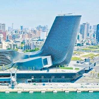 高雄港旅運中心洗窗機 像極竹蜻蜓