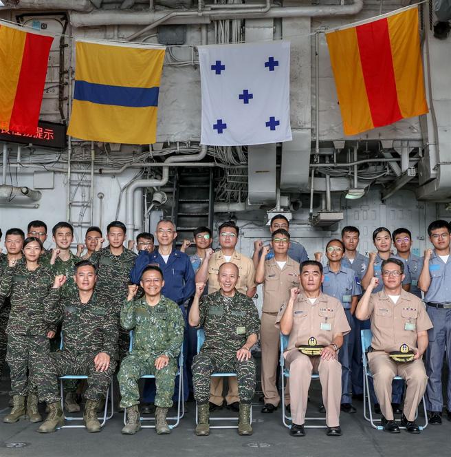 梅總長前往海軍蘇澳軍艦與官兵近距離交流並合影。（軍聞社記者莊家豪攝）