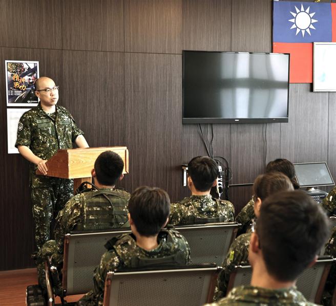 課程收視完畢後，由單位主官對官兵實施綜合座談。（記者劉宸瑋攝）