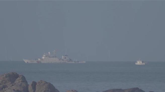 大陆海警船最近频繁编队进入外岛禁制海域，最接近处仅约5海浬。图为金门外海的大陆海警船。（图／民眾提供）