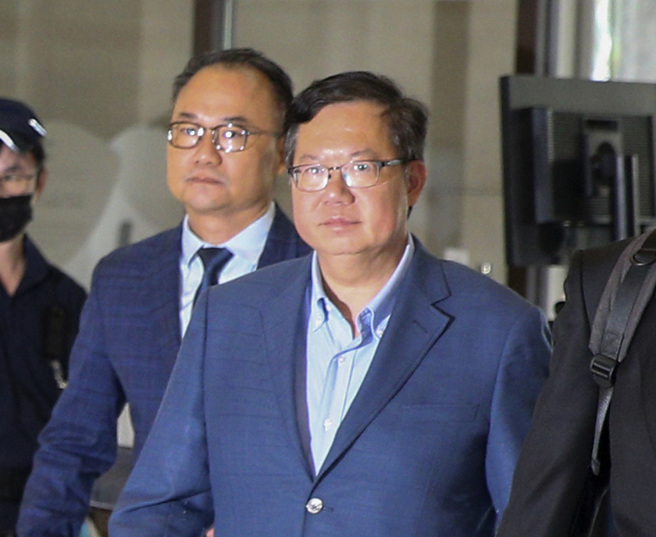 前桃园市长郑文灿号称「郑百亿」，检调4度声请搜索都被法院驳回，直到郑文灿7月11日收押禁见后，检警7月29日再赴郑文灿台北居所，才在床头柜扣得现金678.5万元。（资料照，陈麒全摄）