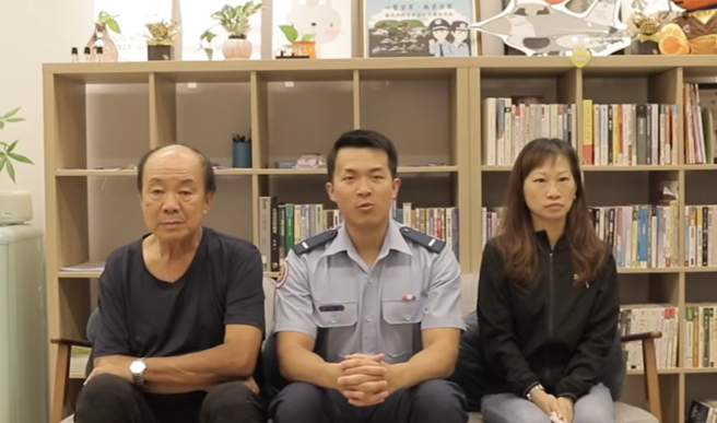 空军官校学生徐皓明（中）亲自感谢各界帮忙。（取自空军军官学校脸书粉专）