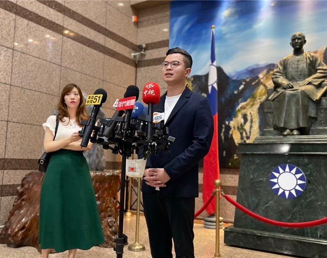 凌涛质疑，泄密给郑文灿的两大内鬼究竟是谁，司法又是否有看不见的手在背后引导。（凌涛提供）