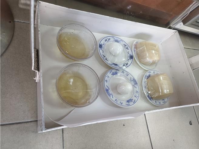 前桃園市長鄭文燦涉嫌在2017年收賄500萬元，桃園地方法院3度開羈押庭，11日裁定羈押禁見。鄭文燦隨即送往桃園看守所。11日晚間21時熄燈後，根據作息，鄭文燦6時45分起床並開始食用早餐，12日早餐為麥茶、黑糖饅頭。（賴佑維攝）