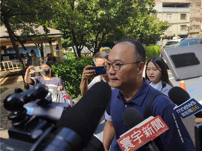 前桃园市长郑文灿涉嫌在2017年收贿500万元，桃园地方法院3度开羁押庭，11日裁定羁押禁见，郑文灿送往桃园看守所。12日早上8时36分律师陈永来也到看守所办理律见，面对媒体询问「抗告有信心吗？」，陈永来仅说「谢谢」。（赖佑维摄）