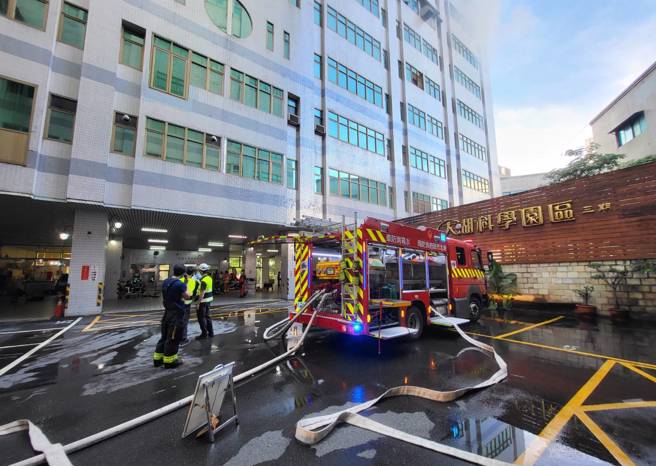 消防局接获7管理中心转报，指称汐止区一栋13层建物，8楼正狂冒黑烟，屋内起火、状况不明。（图 / 刘咏韵翻摄）