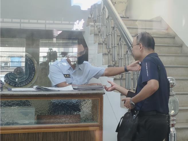 前桃园市长郑文灿涉嫌在2017年收贿500万元，桃园地方法院3度开羁押庭，11日裁定羁押禁见，郑文灿送往桃园看守所。12日早上8时36分律师陈永来也到看守所办理律见，面对媒体询问「抗告有信心吗？」，陈永来仅说「谢谢」。（赖佑维摄）